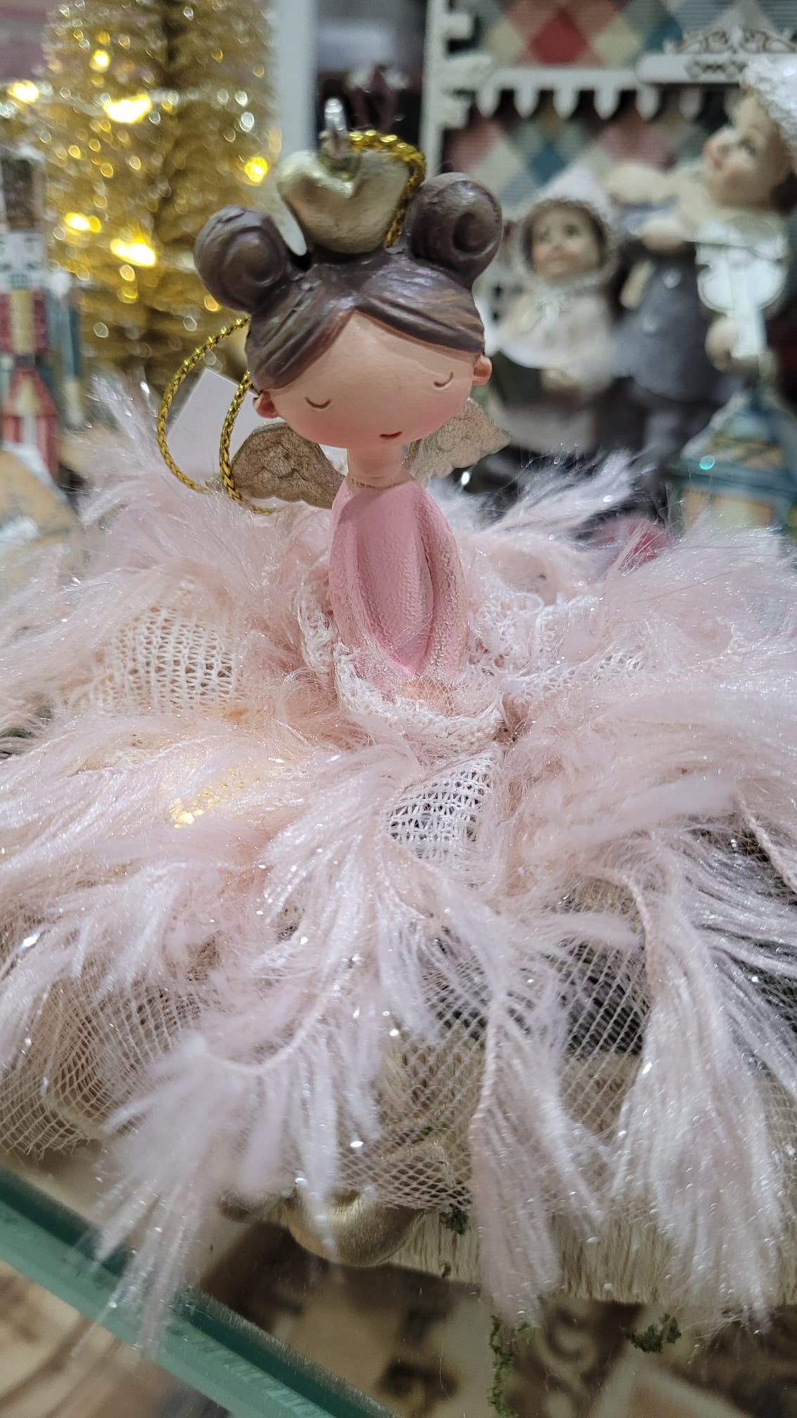 figura navidad colgante angelita con falda de plumas rosas
