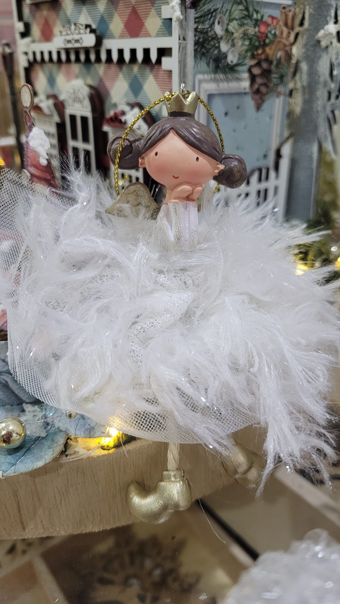 figura navidad colgante angelita con falda de plumas blancas